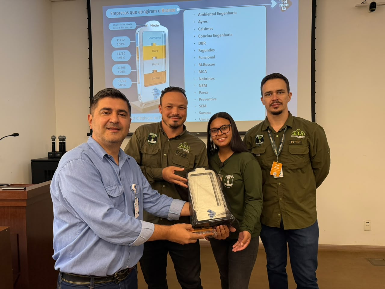 Entrega do prêmio à equipe Ambiental Engenharia pela CBMM
