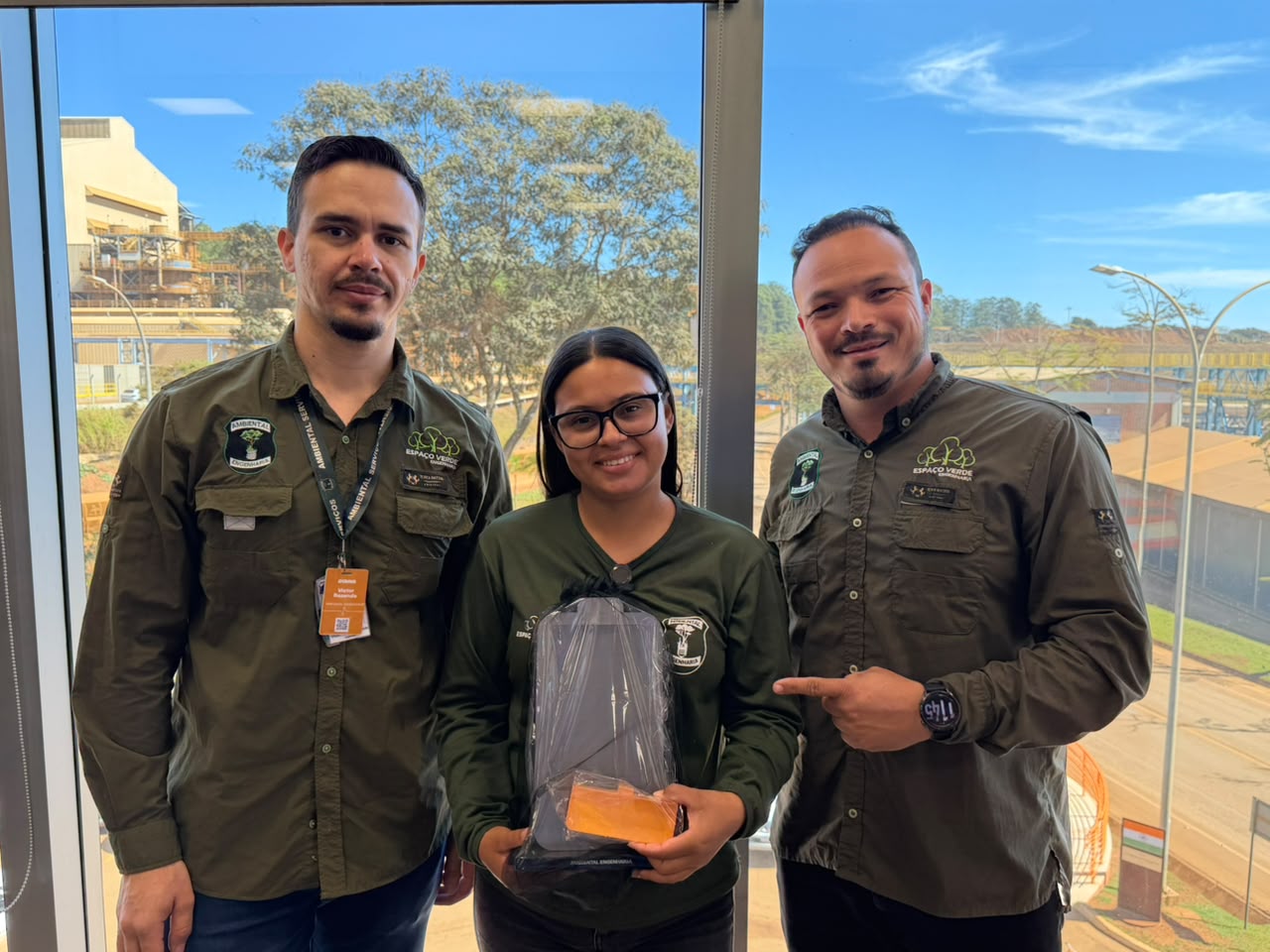 Colaboradores da Ambiental Engenharia com o troféu